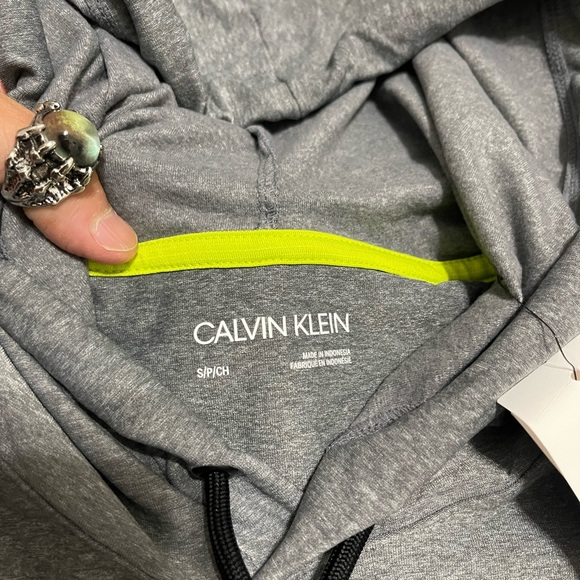NWT Men’s Size Small Calvin Klein Linear Logo Print Drawstring Hoodie In Gray - Picture 9 of 12